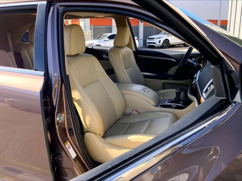 Used 2017 Toyota Highlander Limited image 8