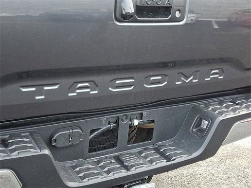 Certified 2022 Toyota Tacoma TRD Off-Road image 30