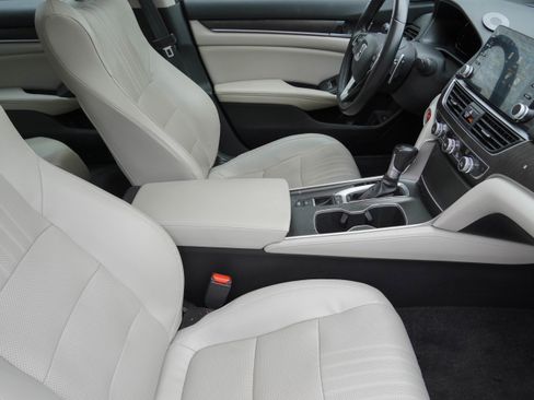 Used 2018 Honda Accord Touring image 10