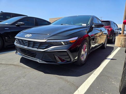 Used 2024 Hyundai Elantra SE FWD image 2
