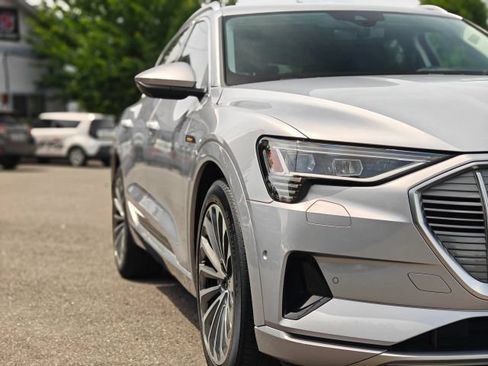 Used 2019 Audi e-tron Prestige w/ Prestige Package AWD/4WD image 3