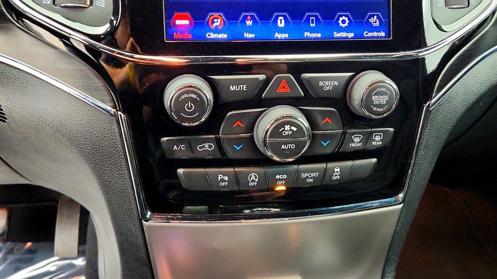 Used 2020 Jeep Grand Cherokee Limited AWD/4WD image 17