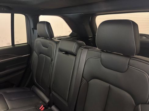 Used 2024 Jeep Grand Cherokee Limited image 12