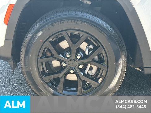 Used 2025 Jeep Grand Cherokee Altitude AWD/4WD image 12