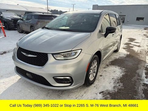 Used 2024 Chrysler Pacifica Touring-L image 8