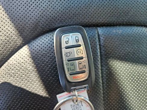 Used 2023 Chrysler Pacifica Limited image 30