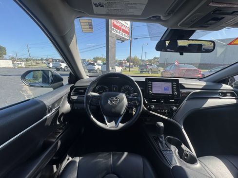 Used 2022 Toyota Camry SE image 11