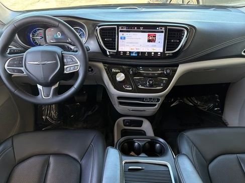 Used 2024 Chrysler Pacifica Limited FWD image 14