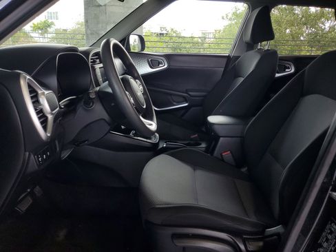 Used 2024 Kia Soul LX w/ Option Group 015 FWD image 17