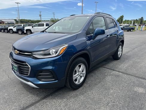 Used 2020 Chevrolet Trax LT w/ Driver Confidence Package AWD/4WD image 3
