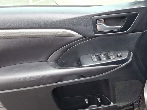 Used 2019 Toyota Highlander SE image 12