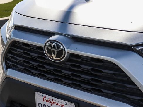 Used 2020 Toyota RAV4 XLE image 3