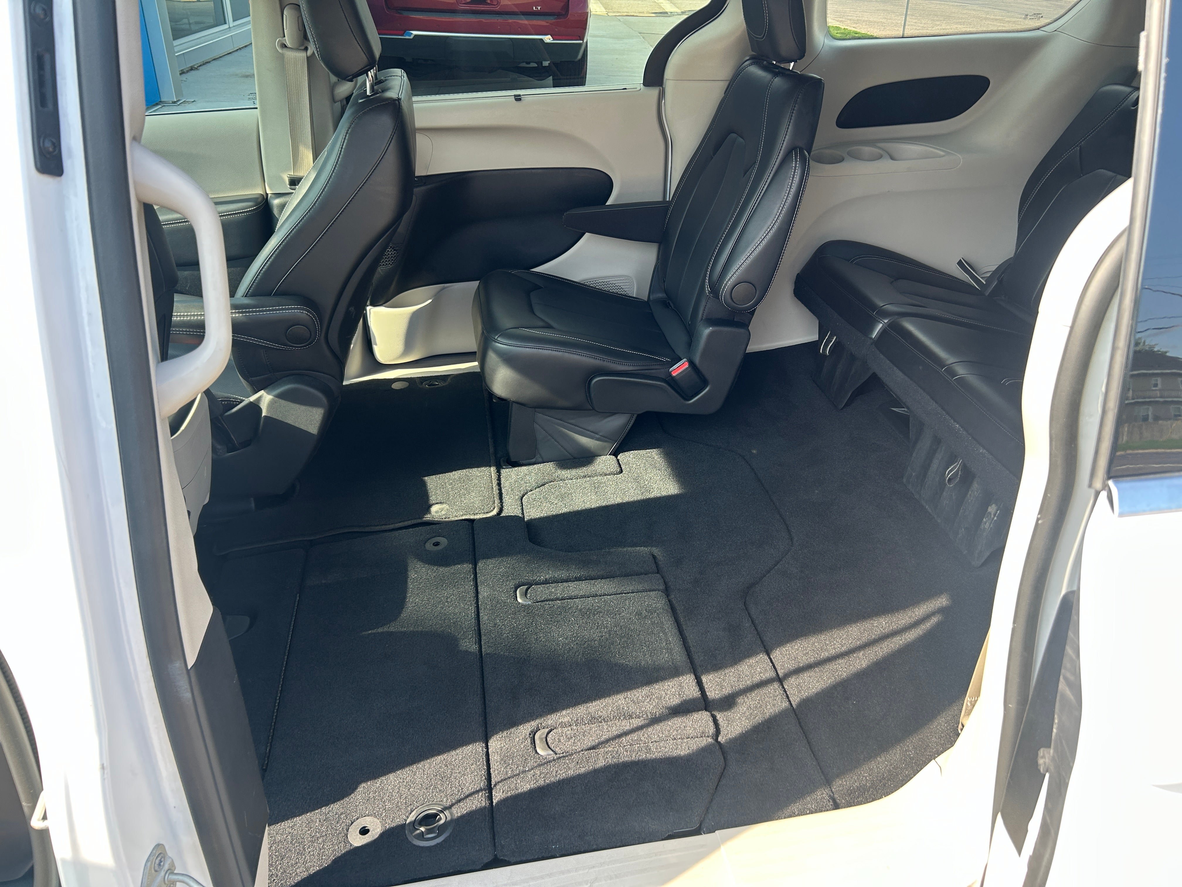 Used 2024 Chrysler Pacifica Touring-L FWD image 35