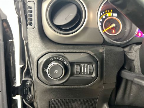 Used 2018 Jeep Wrangler Unlimited Sport S image 17