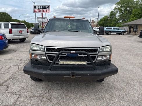 Used 2006 Chevrolet Silverado 2500 LT w/ Heavy-Duty Power Package image 2