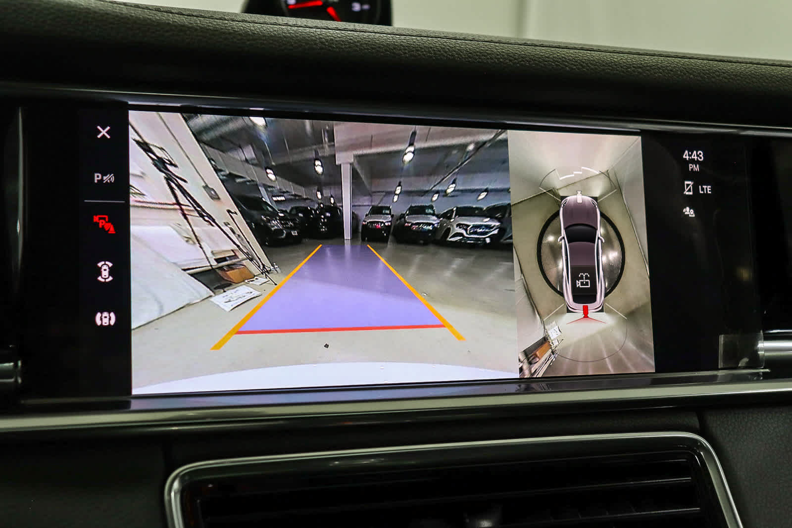 Used 2022 Porsche Panamera RWD image 30
