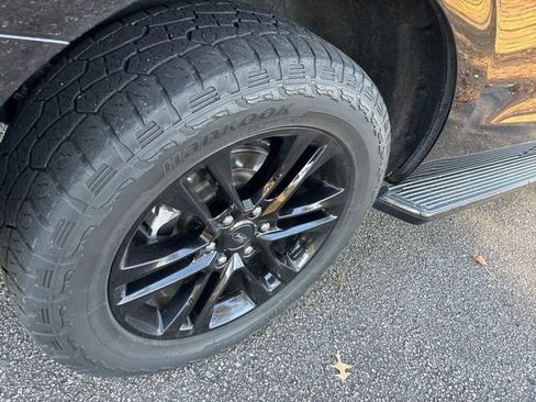 Used 2023 Ford Expedition XLT image 15