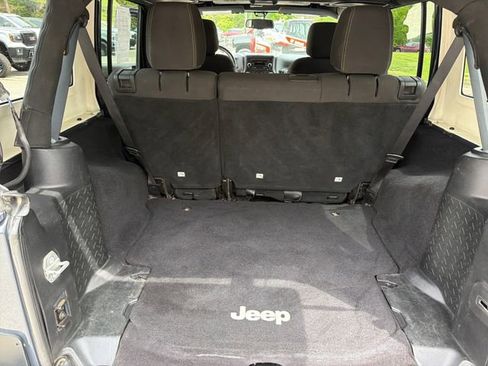 Used 2017 Jeep Wrangler Unlimited Sahara w/ Connectivity Group AWD/4WD image 22