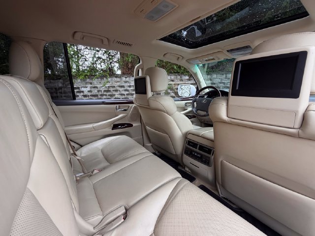 Used 2015 Lexus LX 570 4WD w/ Luxury Package image 35