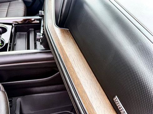 Used 2025 Chevrolet Suburban High Country image 25