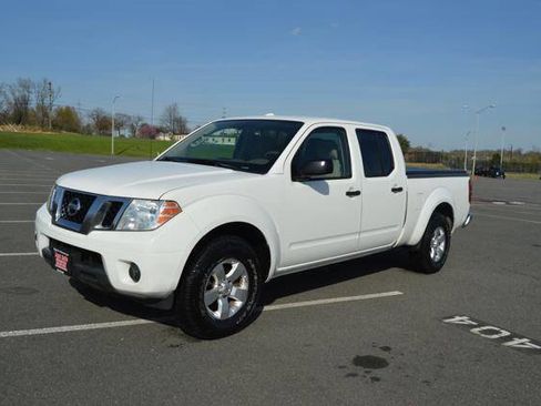 Used 2013 Nissan Frontier SV image 2