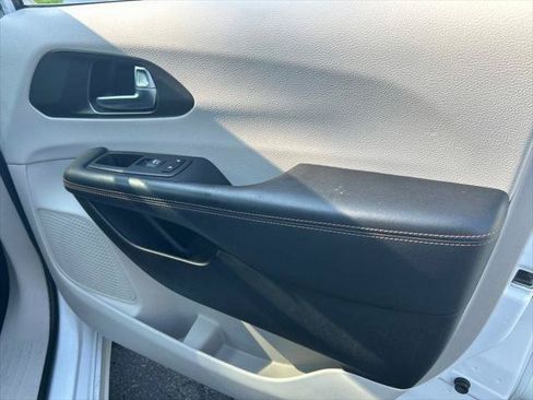 Certified 2020 Chrysler Pacifica Touring FWD image 41