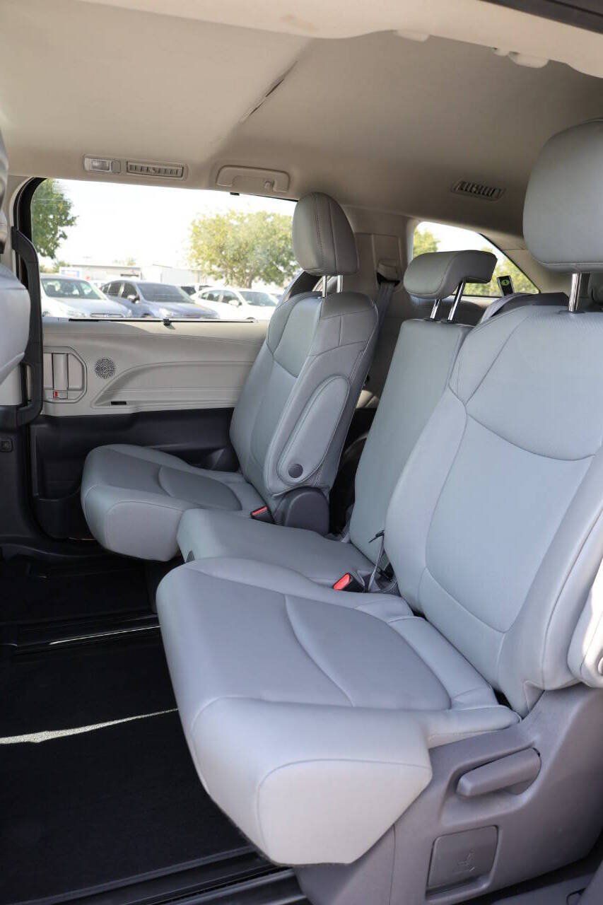 Used 2021 Toyota Sienna XLE FWD image 17