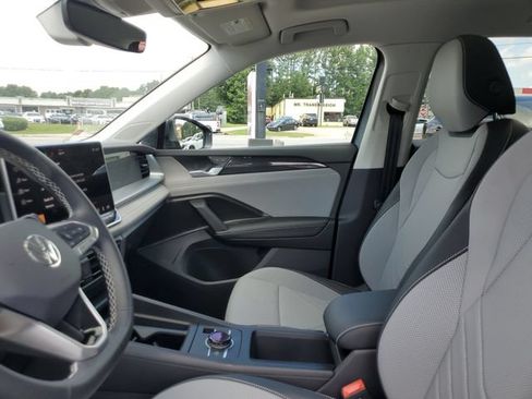 Certified 2025 Volkswagen Tiguan SE w/ Panoramic Sunroof Package AWD/4WD image 17