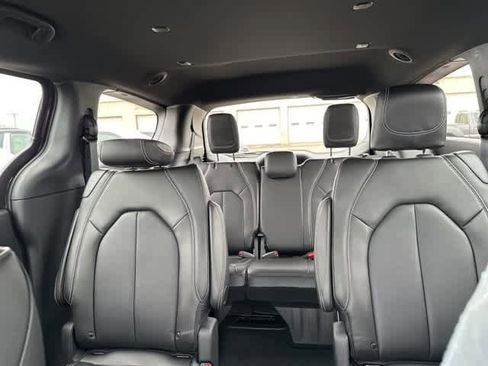 New 2026 Chrysler Pacifica Select image 10