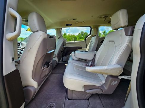 Used 2020 Chrysler Pacifica Touring-L Plus FWD image 33
