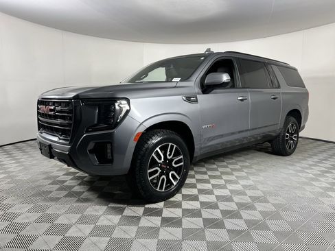 Used 2022 GMC Yukon XL AT4 image 3