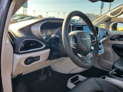 Used 2022 Chrysler Pacifica Touring-L image 19