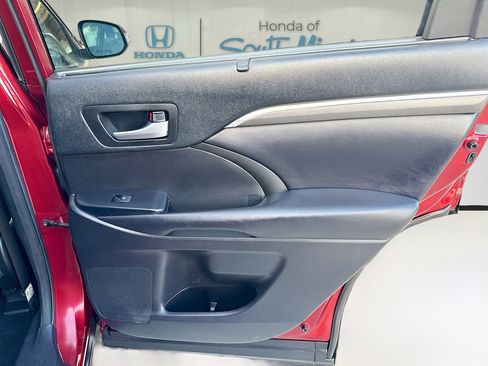 Used 2018 Toyota Highlander SE image 33