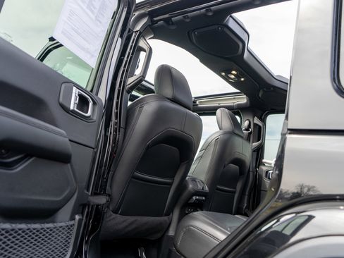 Used 2023 Jeep Wrangler Unlimited Sahara image 25