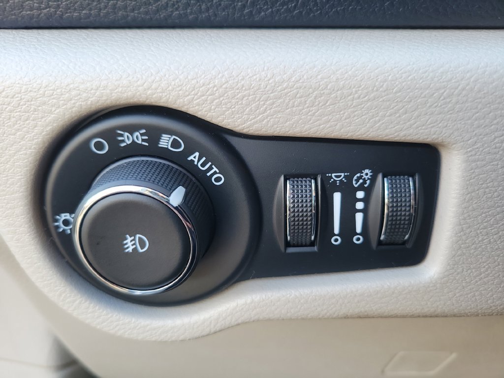 Used 2024 Chrysler Pacifica Limited FWD image 29