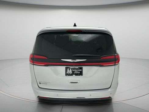 Used 2024 Chrysler Pacifica Touring-L FWD image 7