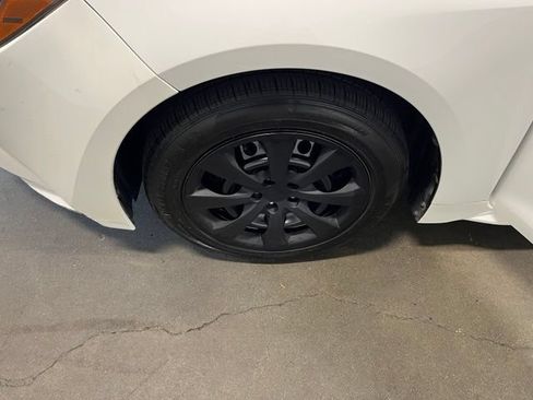 Used 2021 Toyota Corolla LE FWD image 30