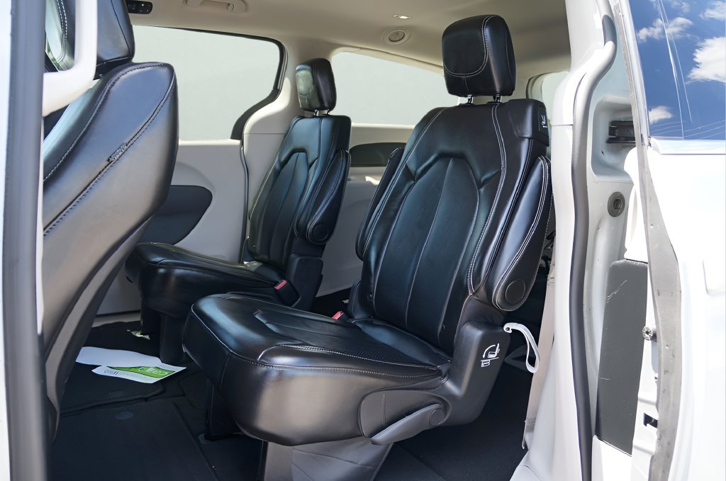 Used 2024 Chrysler Pacifica Touring-L FWD image 12