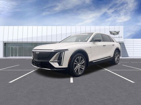 Certified 2024 Cadillac Lyriq Luxury AWD/4WD image 4