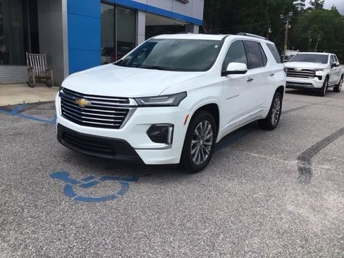 Used 2023 Chevrolet Traverse Premier FWD image 2