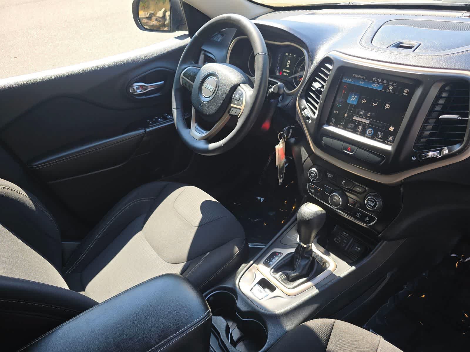 Used 2015 Jeep Cherokee Latitude w/ Cold Weather Group AWD/4WD image 28