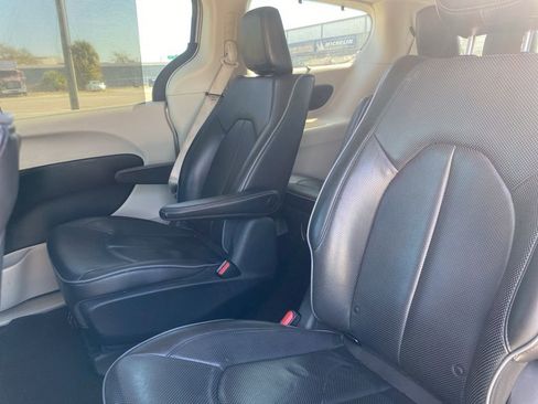 Used 2018 Chrysler Pacifica Limited image 11