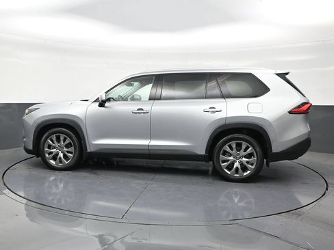 Used 2024 Toyota Grand Highlander FWD image 2