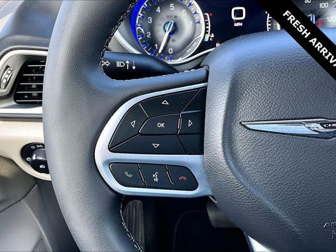 Used 2024 Chrysler Pacifica Touring-L image 11