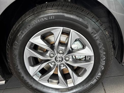 Used 2024 Toyota Sienna XLE FWD image 11