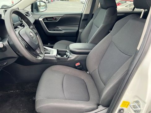 Used 2021 Toyota RAV4 LE AWD/4WD image 9