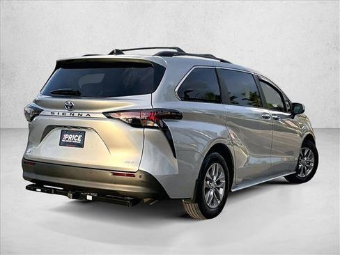 Used 2025 Toyota Sienna XLE FWD image 2