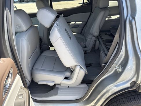 Used 2023 GMC Acadia SLT AWD/4WD image 14