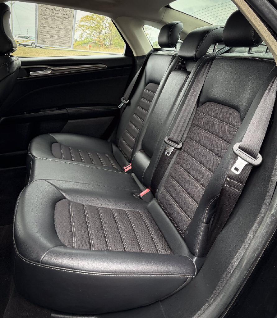 Used 2017 Ford Fusion SE w/ Equipment Group 601A FWD image 18