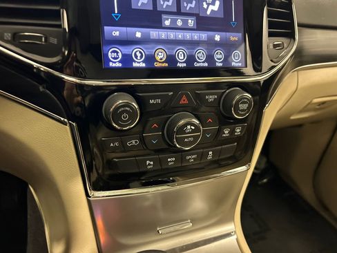 Used 2019 Jeep Grand Cherokee Limited w/ Luxury Group II image 25